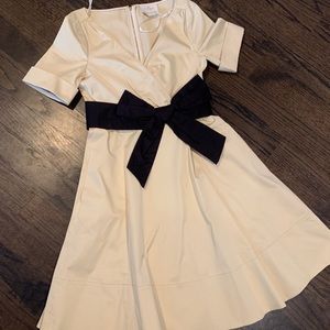 Kate spade size 8 ivory dress with black bow